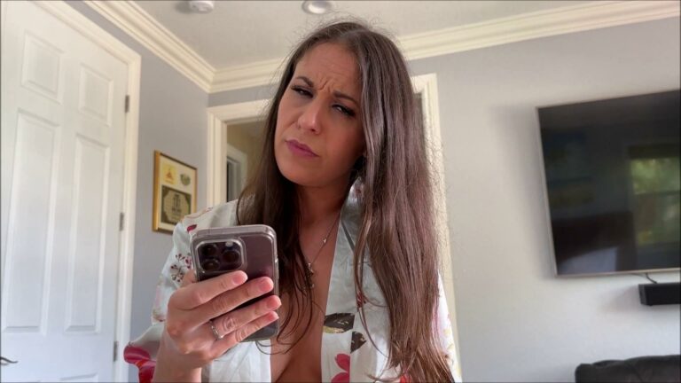 MomComesFirst – The Secret Pictures/ Amiee Cambridge